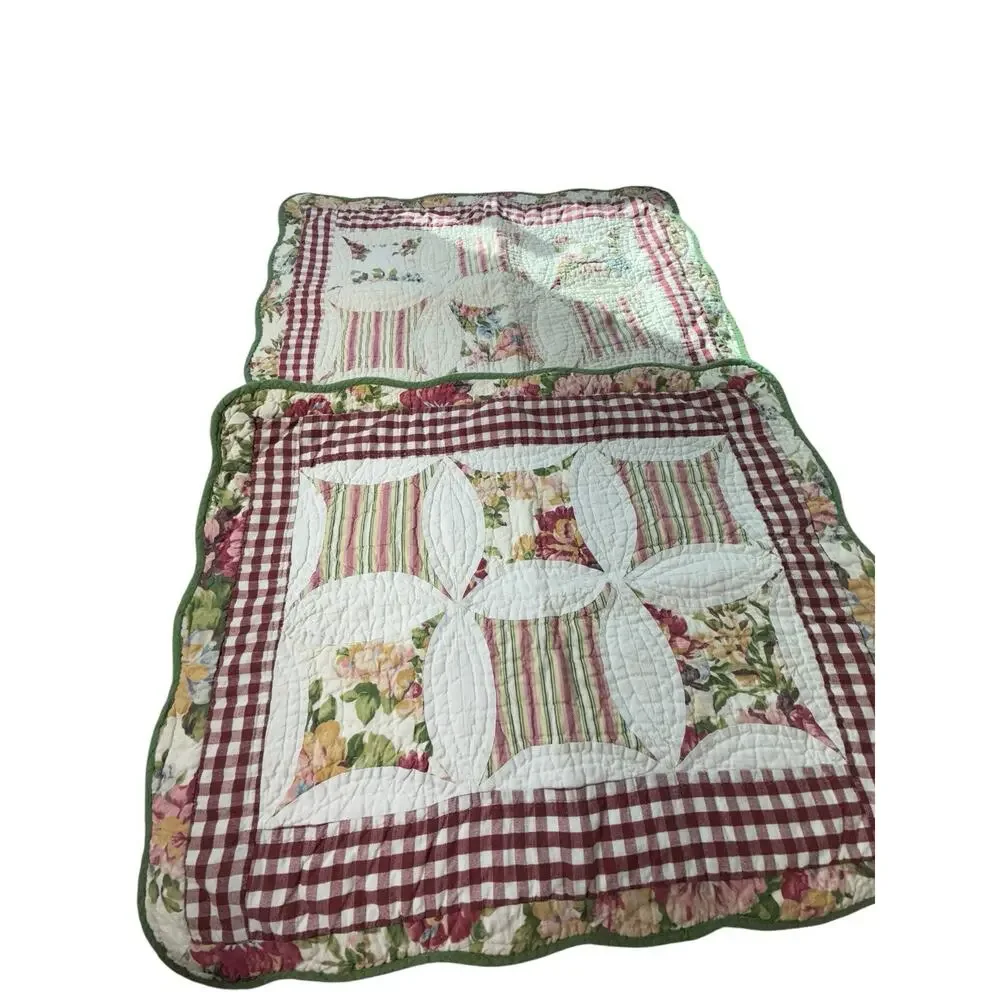 Vintage machine‎ pieced, hand quilted pillow shams cottagecore Floral Scalloped